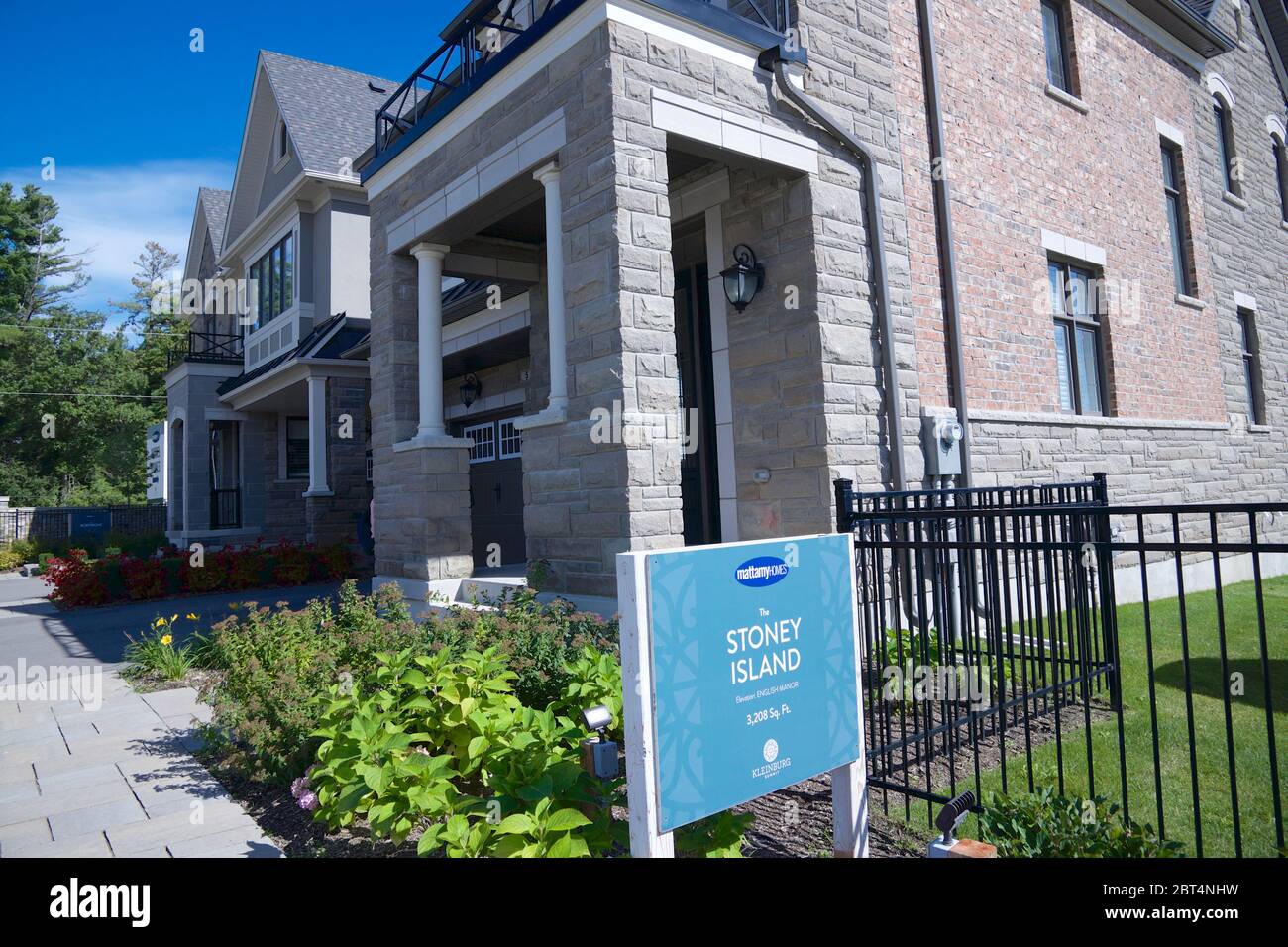 Kleinburg, Ontario / Canada - 08/31/2019: Nuova Home House Exterior Architecture - Foto immagini di esterni edificio Foto Stock