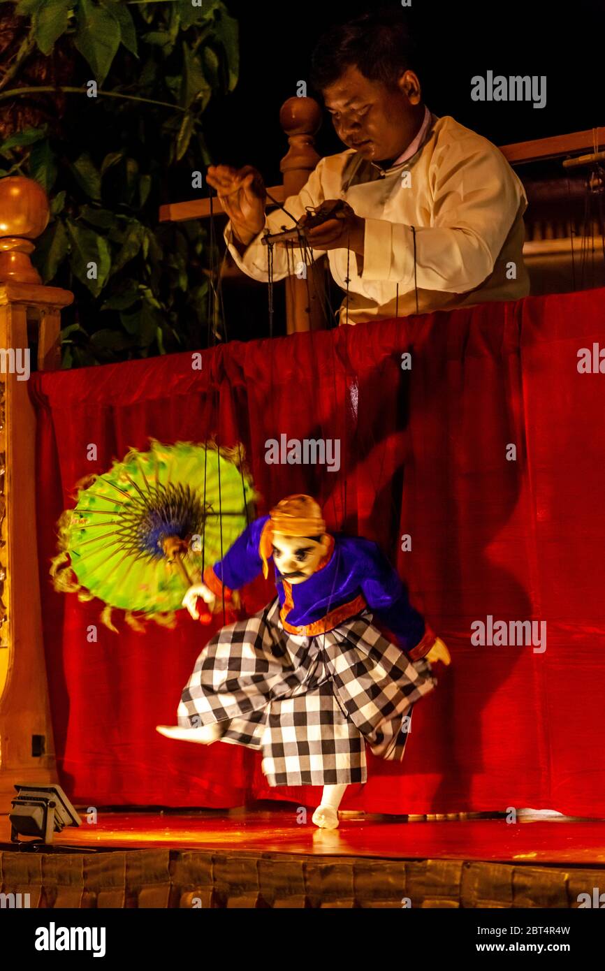 Uno spettacolo tradizionale di marionette, Bagan, Regione Mandalay, Myanmar. Foto Stock