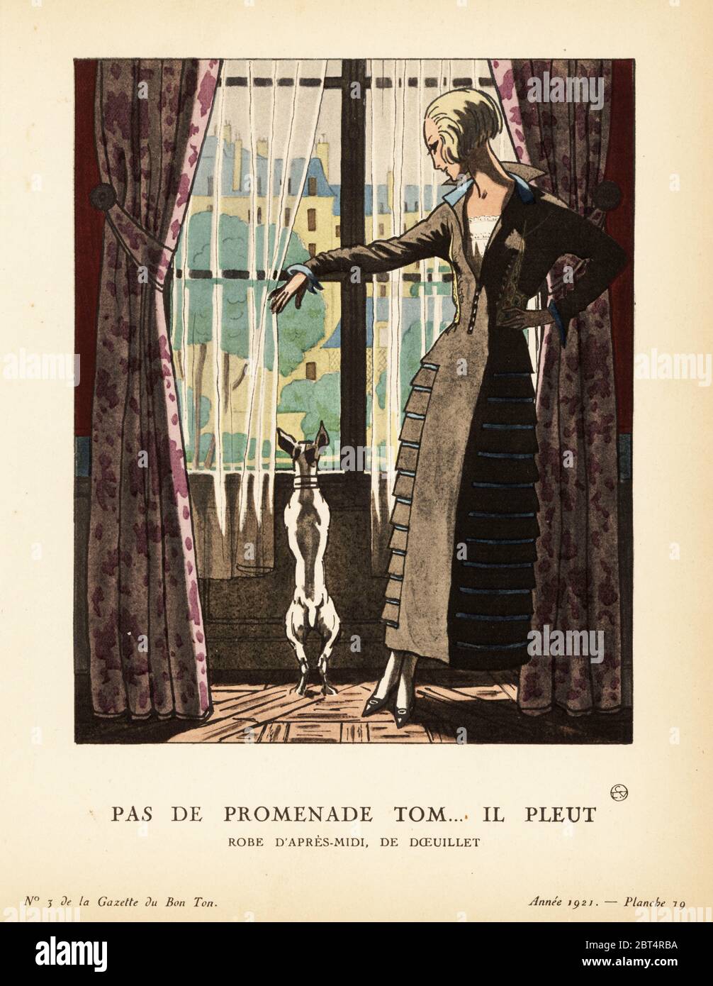 Donna che guarda fuori dalla finestra di un appartamento a Parigi con un cane. Oggi non camminate, piove. L'abito pomeridiano è in lana cheviot con bias tagliato su crepe blu de Chine. Pas de Promenade Tom il pleut. Voici une robe d'après-D½uillet, de la Père. Ele est de cheviote noire disoupée en biais sur un fond de crepe de chine vieux bleu, brodie de motifs de caractere hindou, et ouverte sur un devant d'organdi. Litografia di Pierre Brissaud di Lucien Vogels le Bon Genre: 100 piatti da Gazette du Bon Ton, Brentanos, Parigi, 1922. Foto Stock