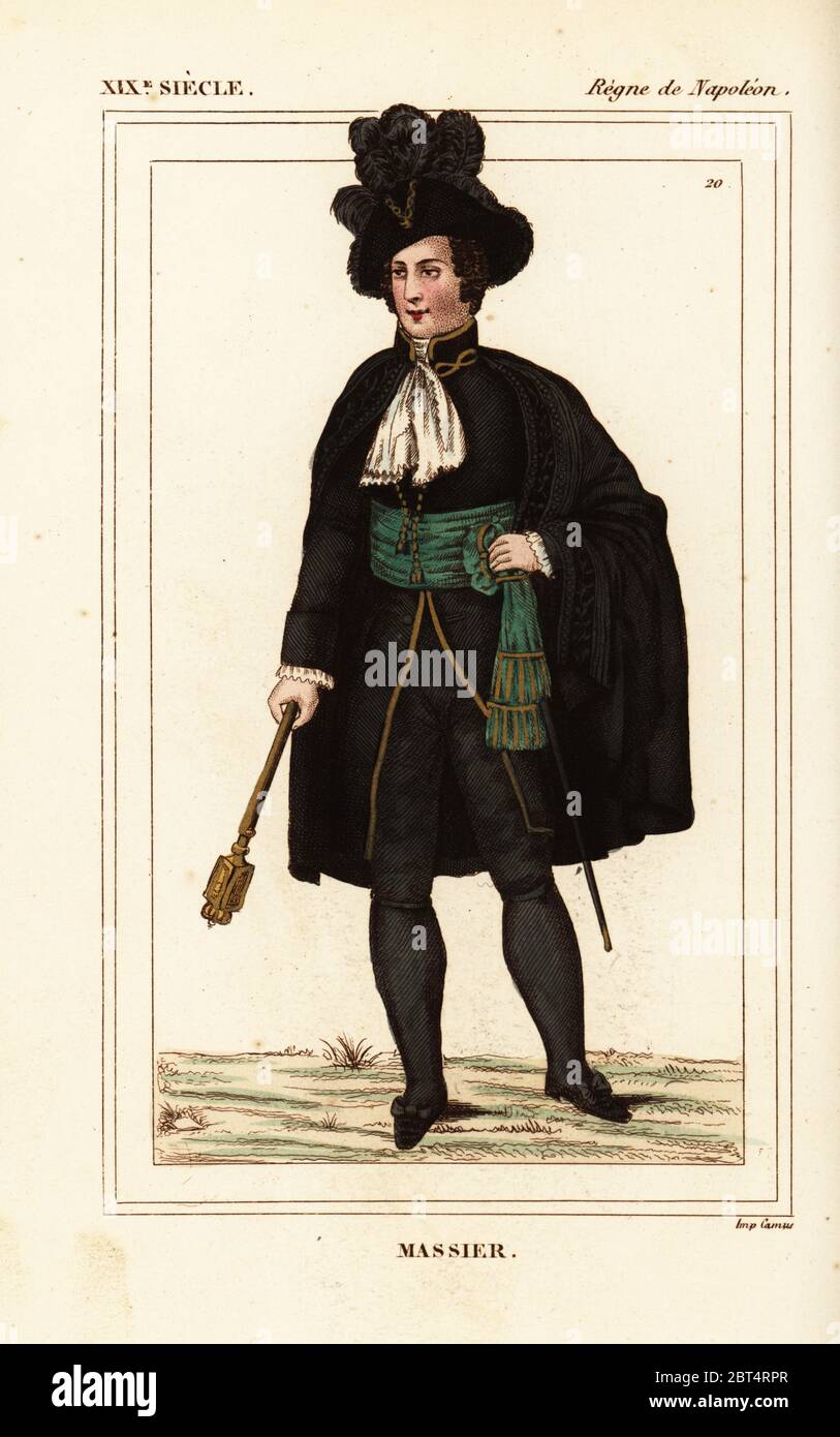 Macis portatore o massier, epoca napoleonica. Litografia Handcolored da Leopoldo Massard da Le Bibliophile Jacob aka Paul Lacroix i costumi Historiques de la France (costumi storici della Francia), Amministrazione de Librairie, Parigi, 1852. Foto Stock