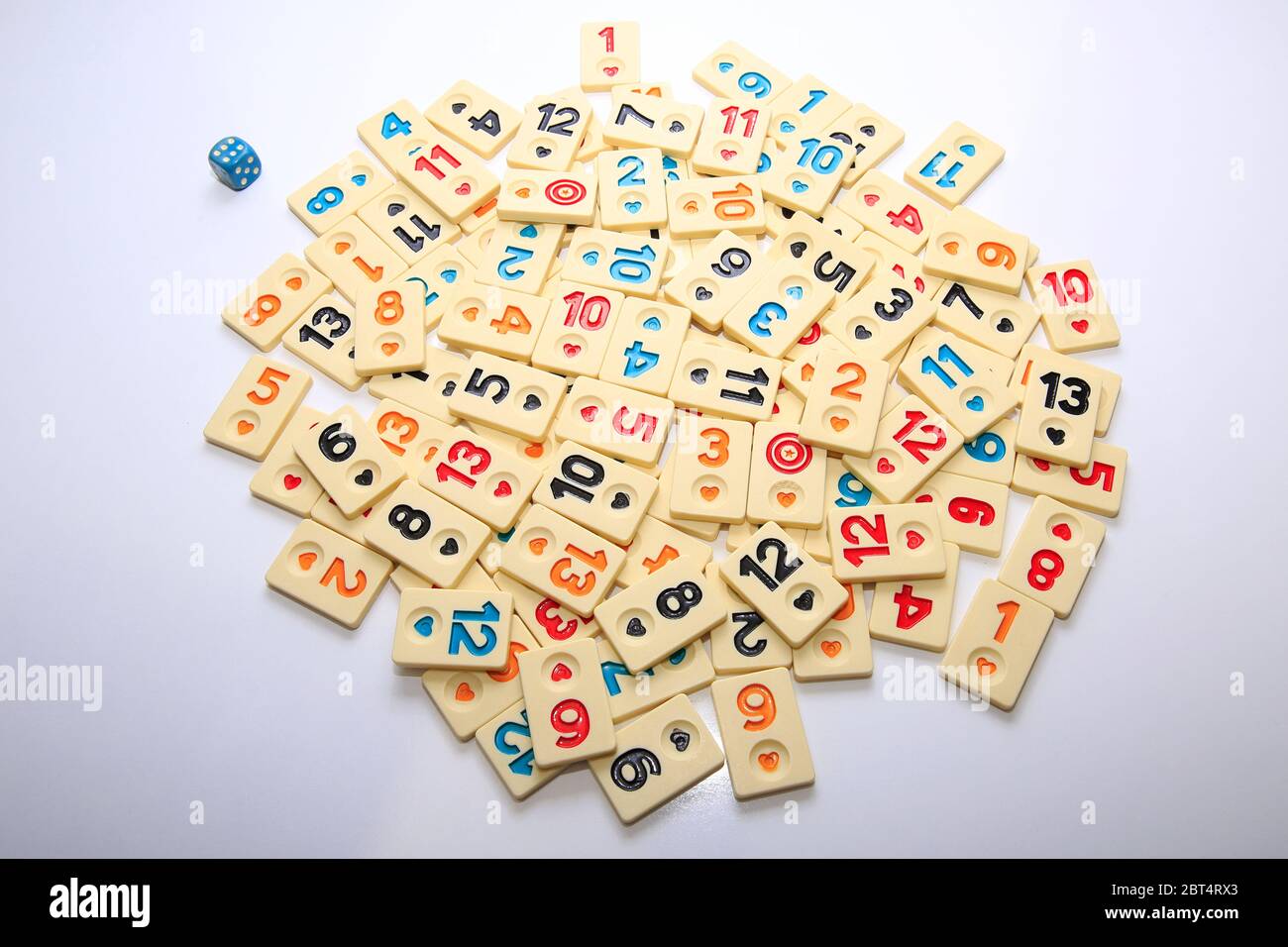 Gioco da tavolo turco Okey (Rummikub). Pila composizione con pezzi di gioco  su terreno bianco Foto stock - Alamy