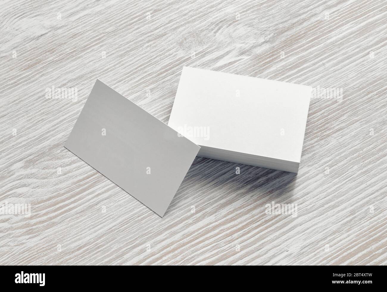 Blank business cards su legno chiaro sfondo tabella. Modello per ID. Foto Stock