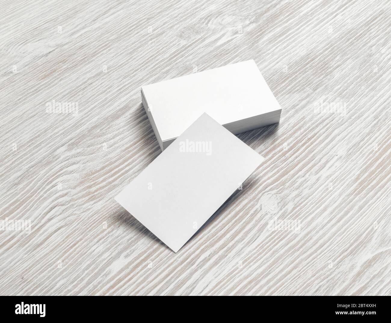 Foto di blank business cards su luce sullo sfondo di legno. Modello per ID. Foto Stock