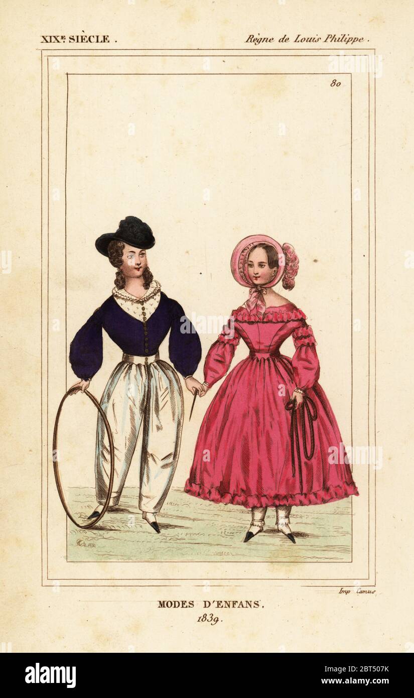 Il francese per bambini, moda 1839. Il ragazzo detiene un cerchio e la memory stick e la ragazza una corda da salto. Litografia Handcolored da Le Bibliophile Jacob aka Paul Lacroix i costumi Historiques de la France (costumi storici della Francia), Amministrazione de Librairie, Parigi, 1852. Foto Stock