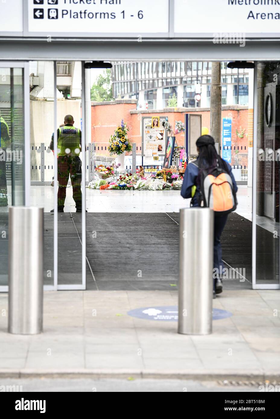 Una vista di un monumento con fiori, carte e fotografie durante la commemorazione.la gente si riunisce alla stazione Victoria per celebrare il terzo anniversario di attacco terroristico Manchester Arena nonostante il blocco. Foto Stock