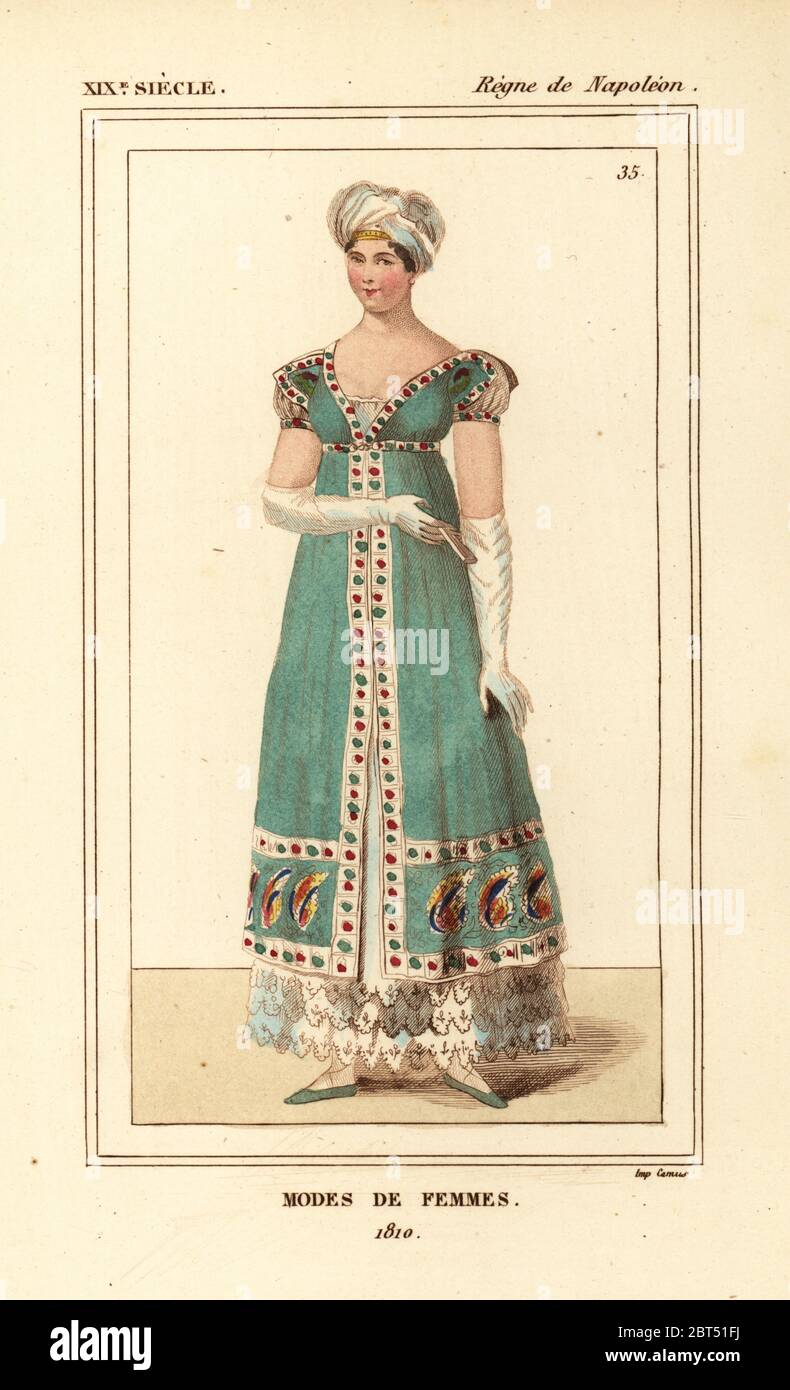 Abito da sera, Francese donna moda, epoca Napoleonica, 181. Litografia Handcolored da Leopoldo Massard da Le Bibliophile Jacob aka Paul Lacroix i costumi Historiques de la France (costumi storici della Francia), Amministrazione de Librairie, Parigi, 1852. Foto Stock