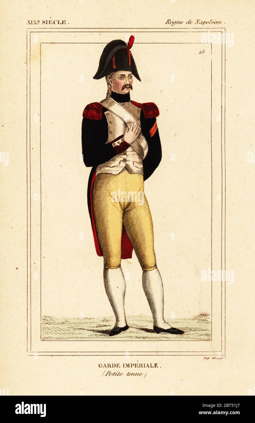 Uniforme della guardia imperiale (petite tenue), epoca napoleonica. Litografia Handcolored da Leopoldo Massard da Le Bibliophile Jacob aka Paul Lacroix i costumi Historiques de la France (costumi storici della Francia), Amministrazione de Librairie, Parigi, 1852. Foto Stock