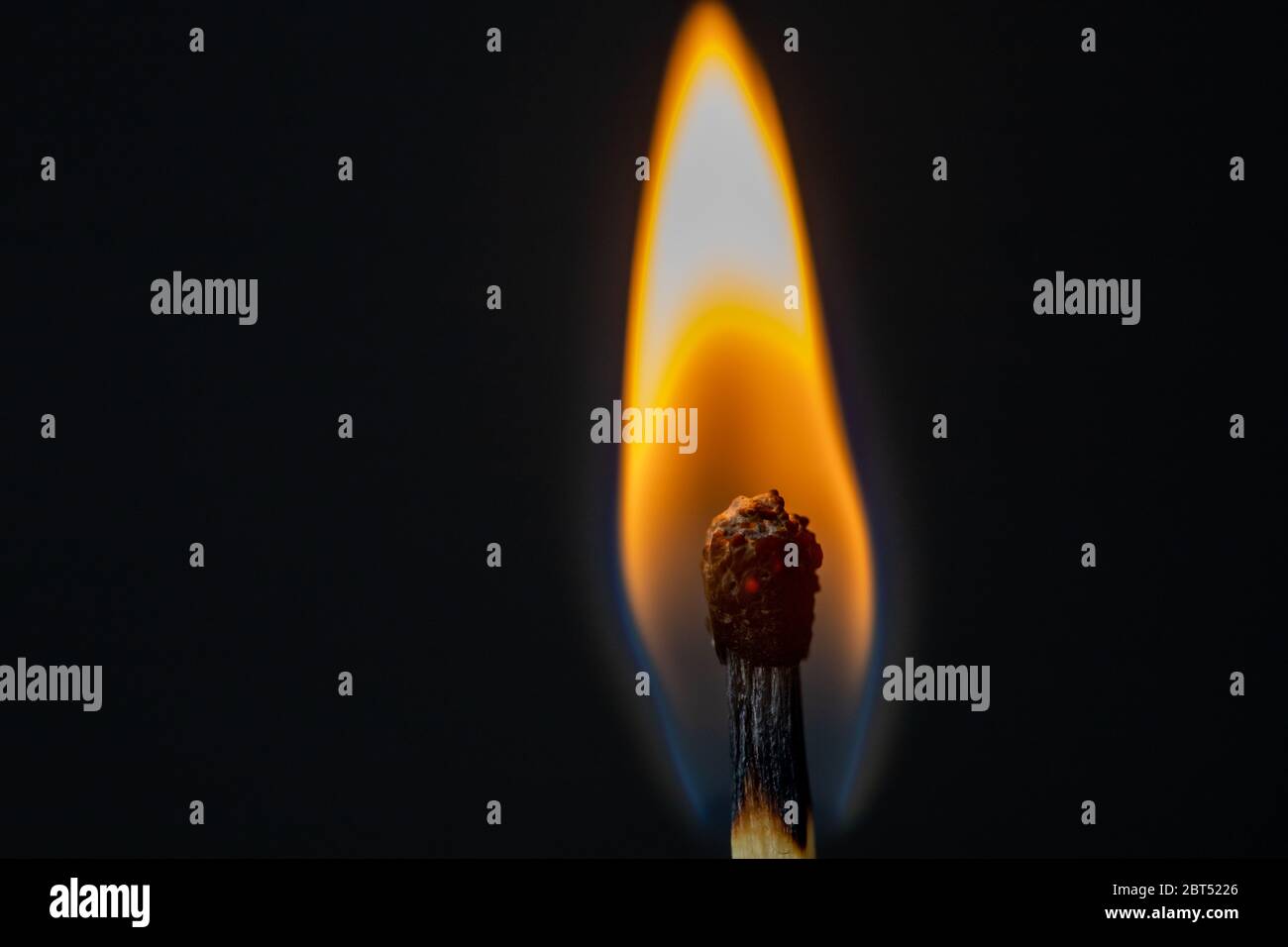 Primo piano di una partita in fiamme Foto Stock