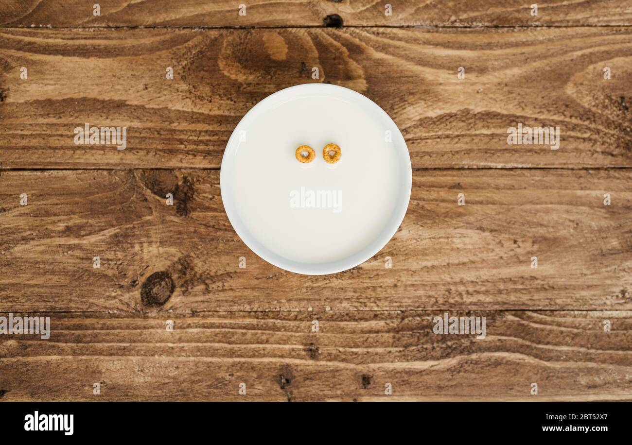 Faccia concettuale con un'espressione vuota Foto Stock