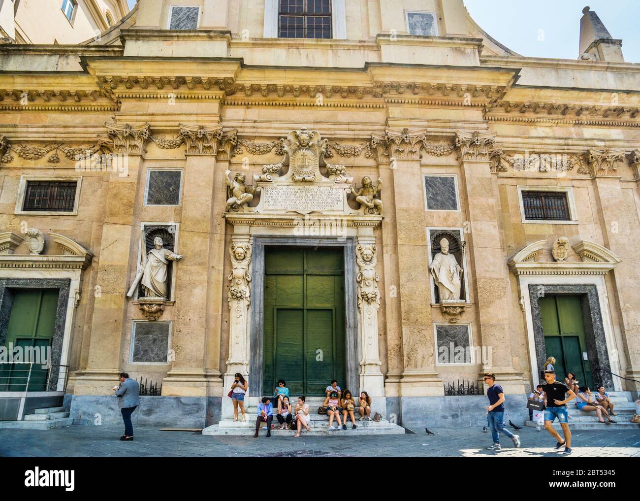 Facciata della Chiesa di Gesù e Santi Ambrogio e Andrea in Piazza Matteotti nel cuore della storica Genova, Liguria, Italia Foto Stock