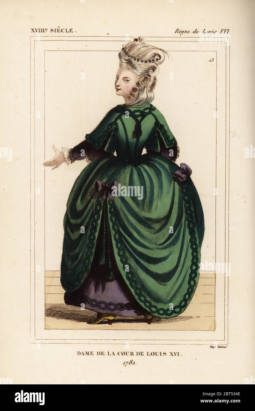 Dama di corte di re Luigi XVI, Francia, 1782. Litografia Handcolored da Le Bibliophile Jacob aka Paul Lacroix i costumi Historiques de la France (costumi storici della Francia), Amministrazione de Librairie, Parigi, 1852. Foto Stock