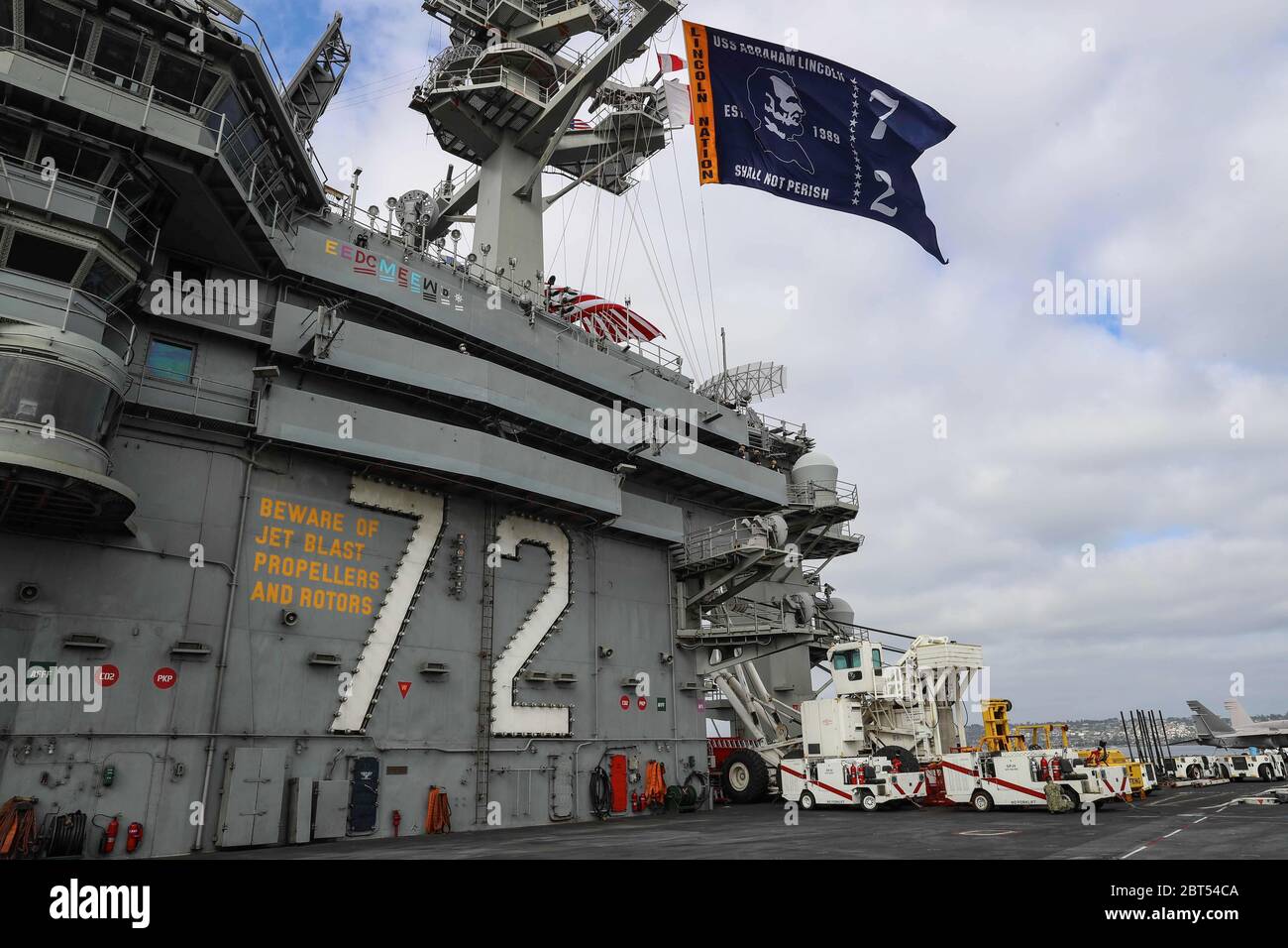 200522-N-VI910-1120 SAN DIEGO (22 maggio 2020) la portaerei USS Abraham Lincoln (CVN 72) ritorna alla base aerea navale di North Island seguendo le operazioni di routine nella terza area di flotta degli Stati Uniti di operazioni. (STATI UNITI Foto Navy di Mass Communication Specialist Seaman apprendista Javier Reyes/released) Foto Stock