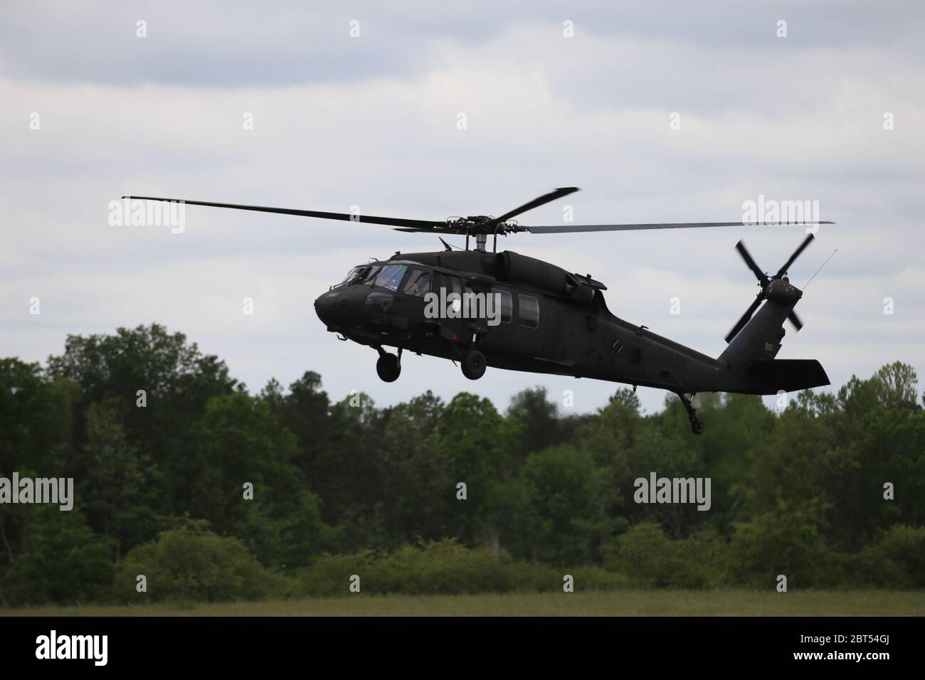 Una Guardia Nazionale del D.C. UH-60 Blackhawk atterra ad Asheboro, N.C. come parte di una missione di fornitura aeromedica a sostegno della risposta COVID-19 delle autorità civili distrettuali 25 aprile 2020. (US Army Photo by SSG Andrew Enriquez, DC Guardia Nazionale 715 distaccamento Affari pubblici) Foto Stock