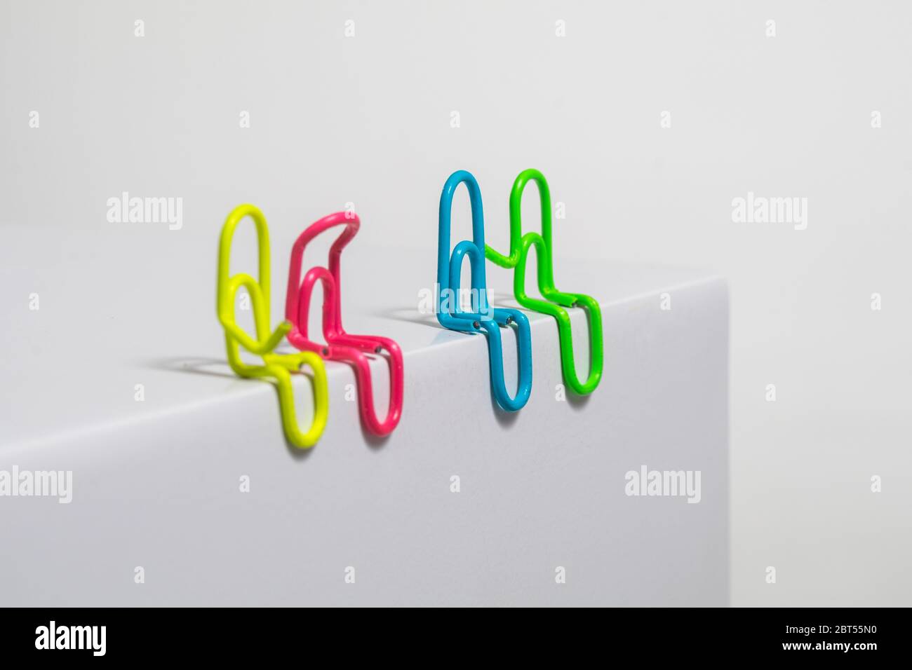 Due coppie concettuali di distanza sociale Foto Stock