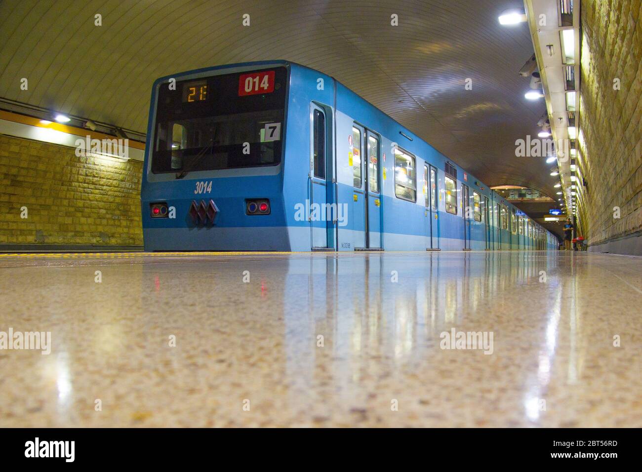 SANTIAGO, CILE - GENNAIO 2014: Un treno della metropolitana Santiago alla stazione El Parrón della linea 2 Foto Stock