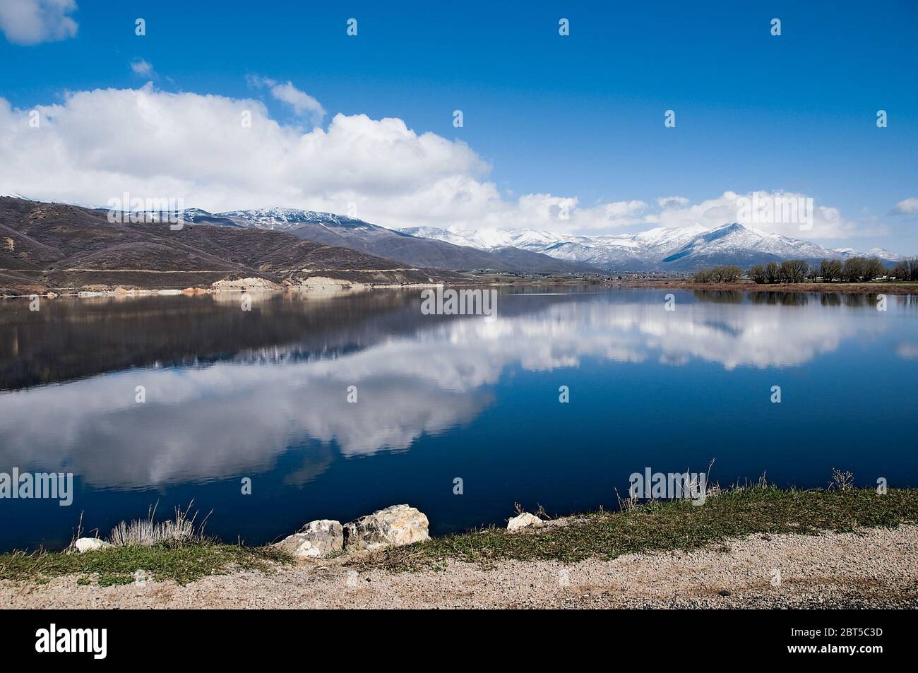 Lago panoramico che riflette le nuvole Foto Stock