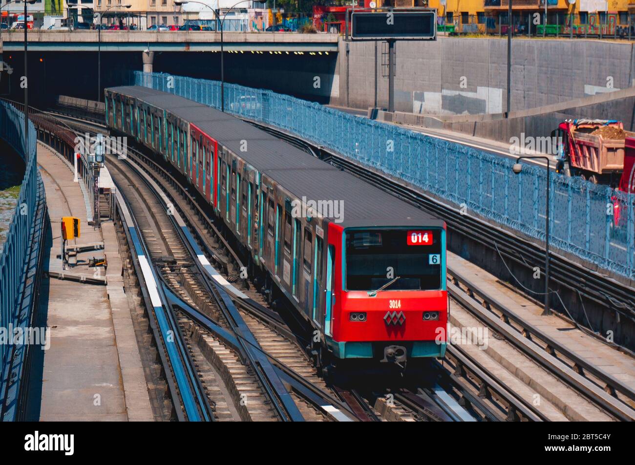 SANTIAGO, CILE - OTTOBRE 2015: Un treno della metropolitana di Santiago alla linea 2 Foto Stock