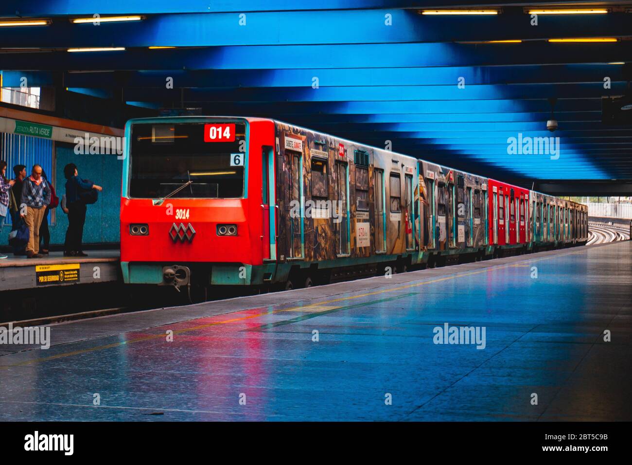 SANTIAGO, CILE - OTTOBRE 2015: Un treno della metropolitana di Santiago alla linea 2 Foto Stock