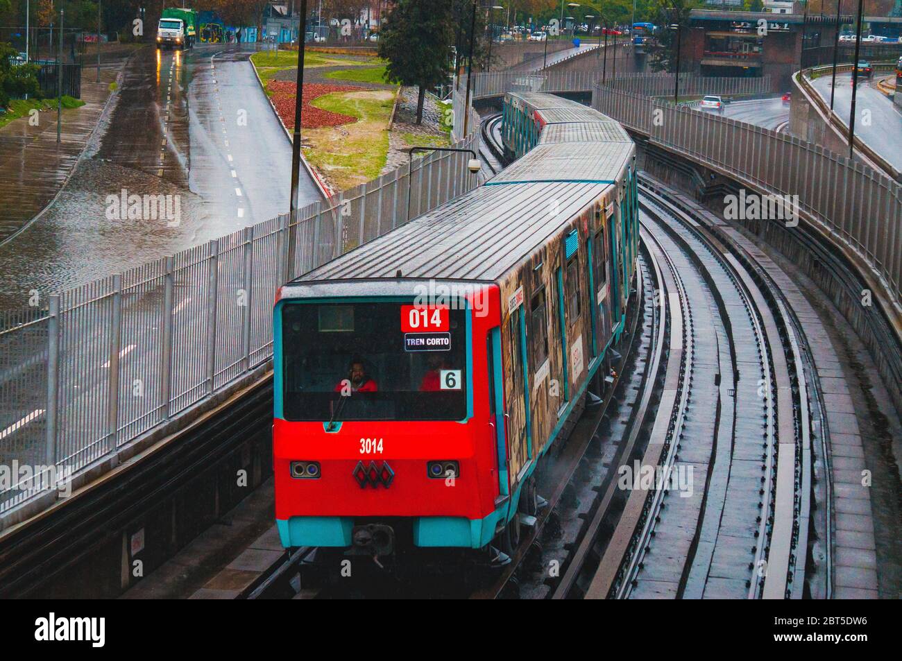 Santiago, Cile - Giugno 2016: Un treno Metro de Santiago alla linea 2 Foto Stock