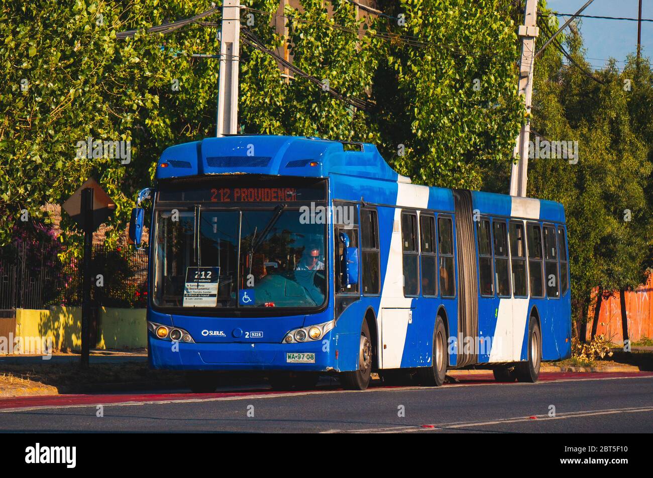 SANTIAGO, CILE - FEBBRAIO 2016: Un autobus pubblico a Santiago Foto Stock