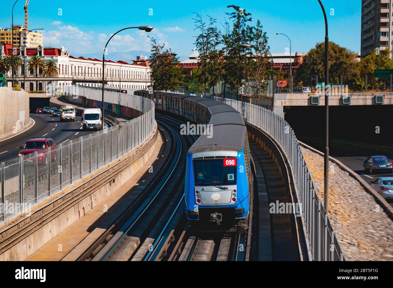SANTIAGO, CILE - FEBBRAIO 2016: Un treno Metro de Santiago alla linea 2 Foto Stock
