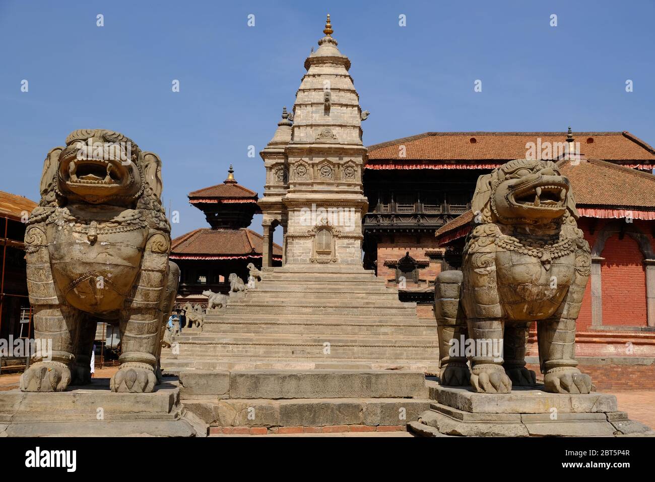 Bhaktapur Nepal - città dei templi con statue di leoni su Bhaktapur Durbar Square Foto Stock