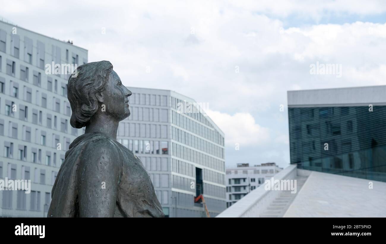 Oslo, Norvegia - 22 maggio 2019: Statua di bronzo del cantante d'opera norvegese Kirsten Flagstad di fronte al moderno Teatro dell'Opera di Oslo. Foto Stock