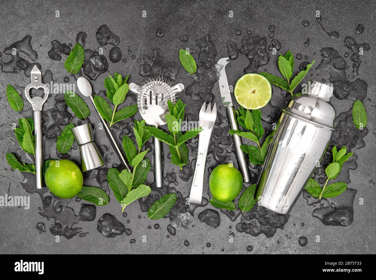 Strumenti da bar, accessori e ingredienti per cocktail drink con lime, menta, ghiaccio Foto Stock