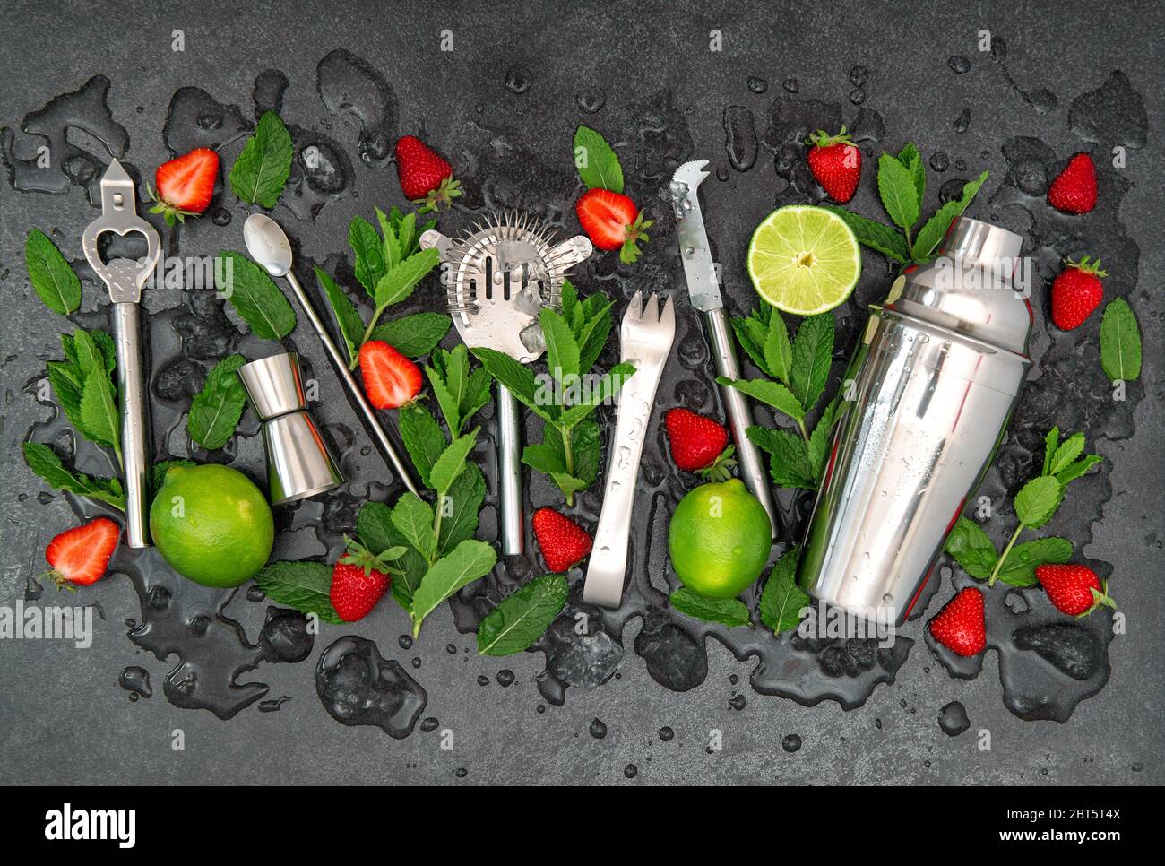Accessori da bar e ingredienti per fragole caipirinha cocktail drink lime, menta, ghiaccio Foto Stock