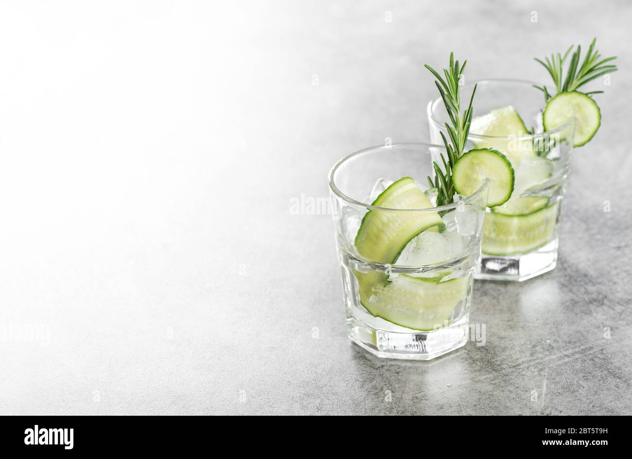 Bevanda estiva fredda. Bevanda fresca con cetriolo, ghiaccio e erbe di rosmarino Foto Stock