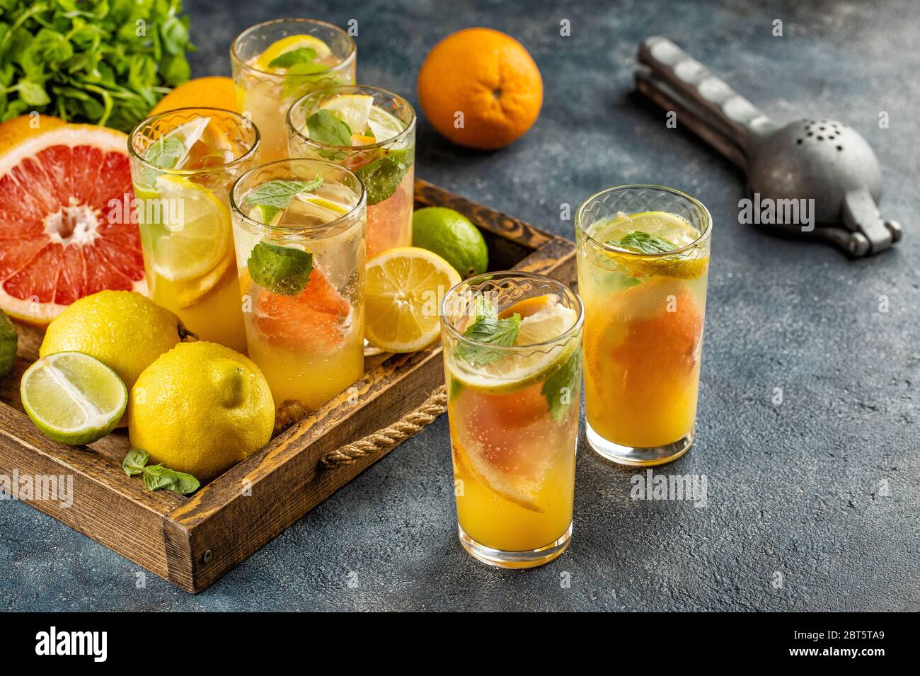 Limonata di bevande di frutta con ghiaccio. Cocktail bicchieri foglie di menta Foto Stock