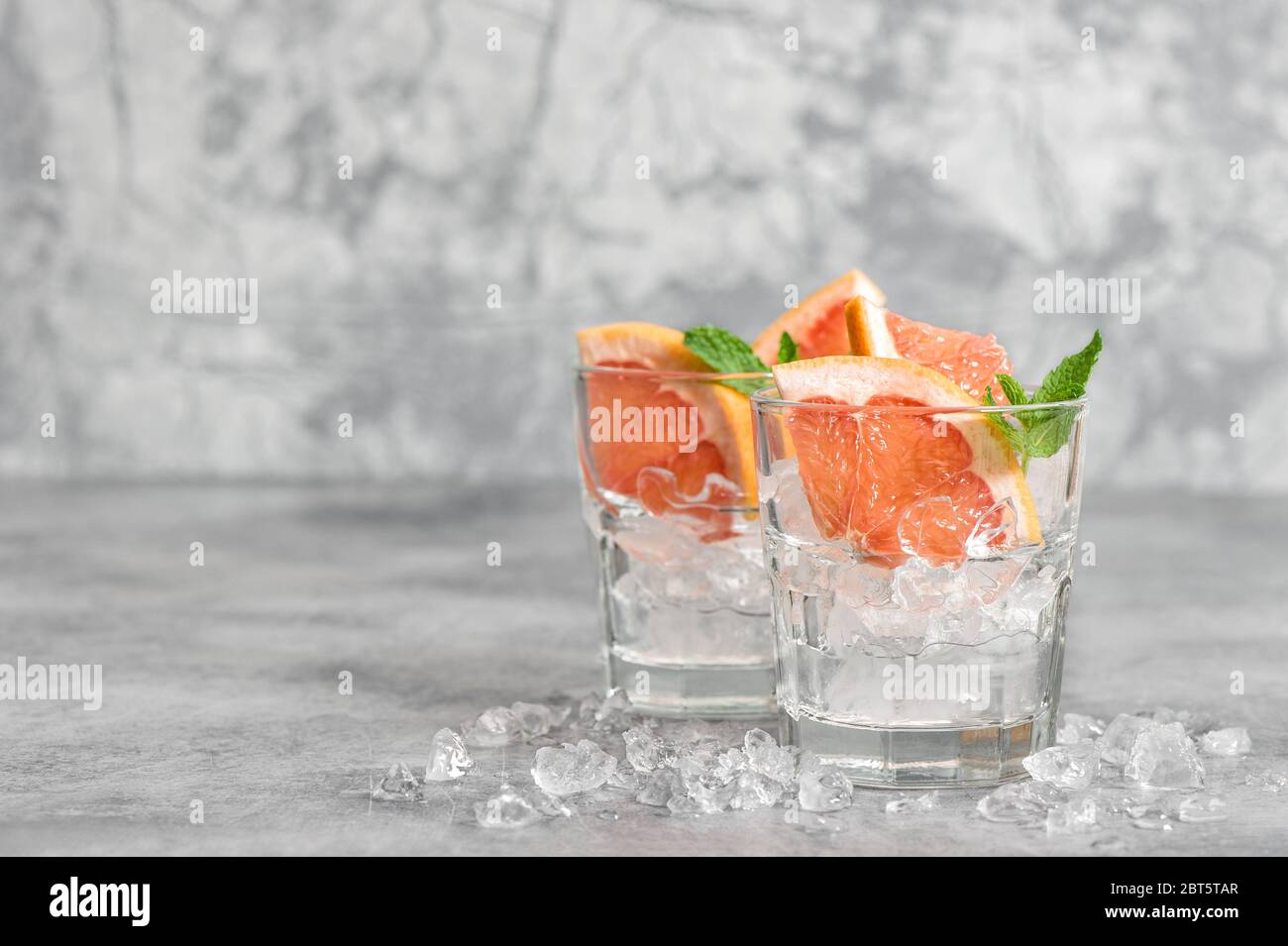 Bevanda fredda con ghiaccio e foglie di menta. Cocktail tonico di pompelmo guarnire Foto Stock