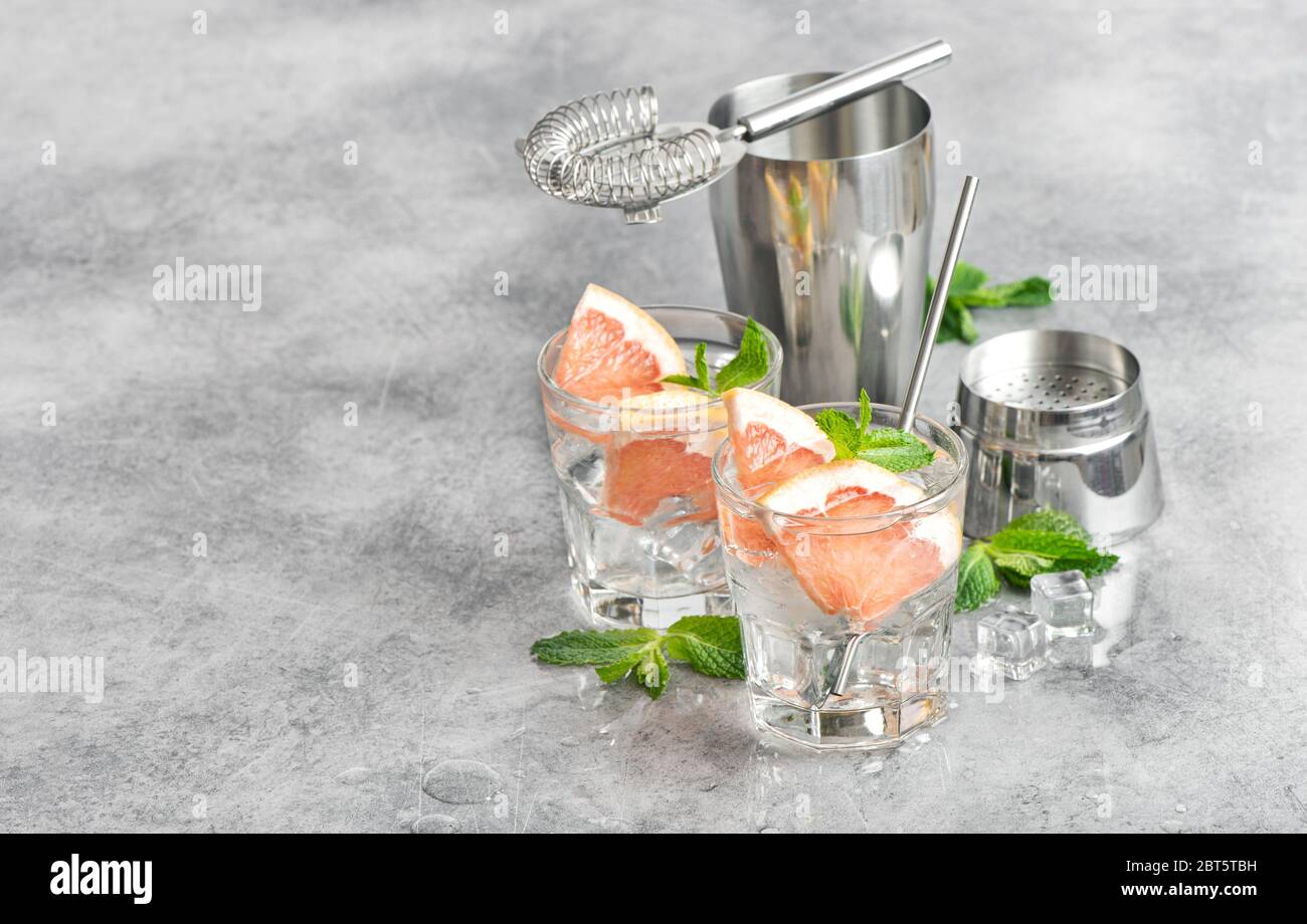 Bevanda al pompelmo con ghiaccio e foglie di menta. Cocktail limonata tonica acqua Foto Stock
