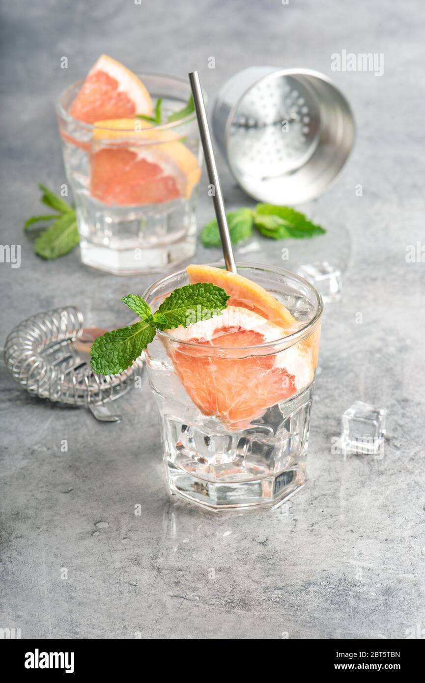 Bevanda al pompelmo con ghiaccio e foglie di menta. Cocktail tonico acqua. Strumenti barra Foto Stock
