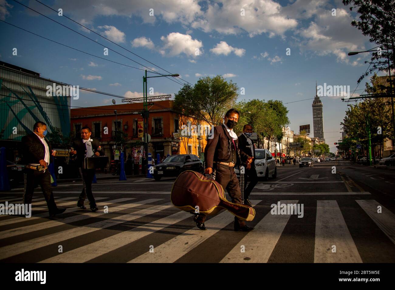 Mexiko Stadt, Messico. 16 maggio 2020. Un gruppo di mariachis attraversa il viale Lazaro-Cardenas dopo un giorno senza clienti. La mariachia del Messico è in difficoltà perché le misure anti-Corona li privano della loro sussistenza. (A dpa 'Serenade Against Donation: Mariachis in Mexico chiedere 'scue') credito: Jair Cabrera Torres//dpa/Alamy Live News Foto Stock