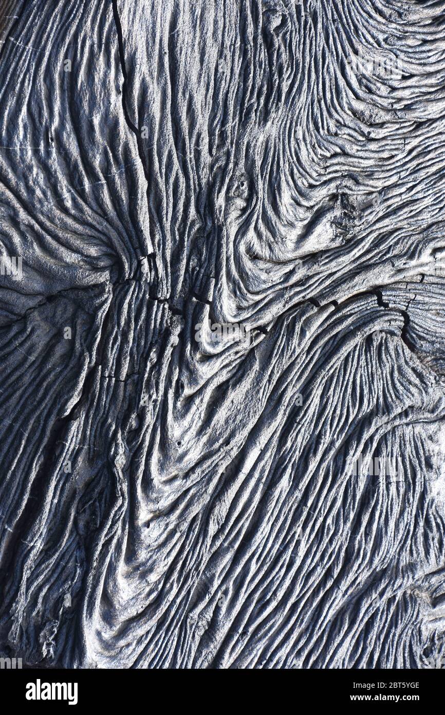 Primo piano su lava secca di roccia Igneosa con increspature e crepe Foto Stock