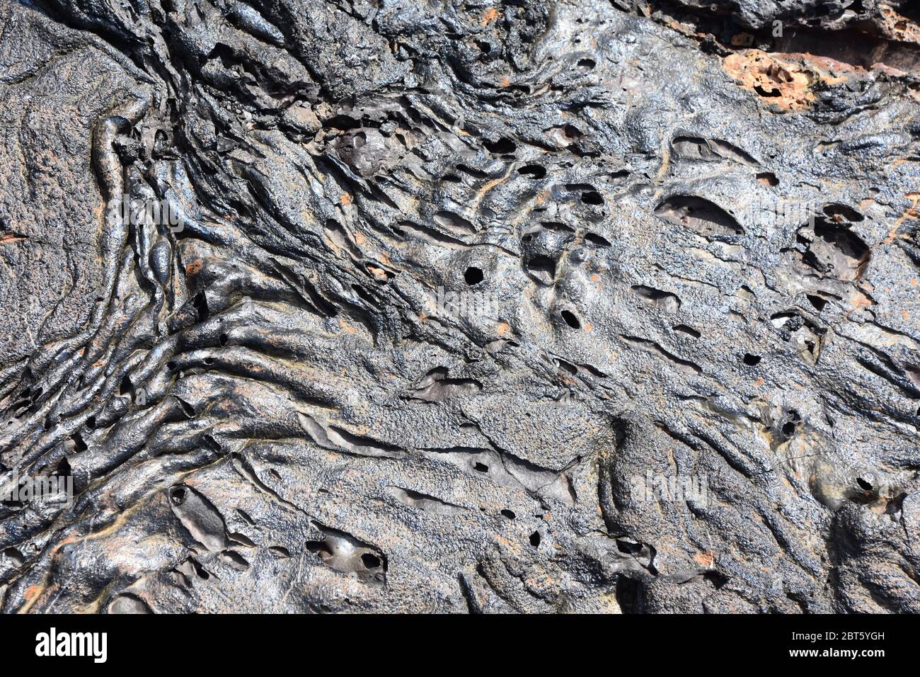 Primo piano su lava secca di roccia Igneosa con increspature e crepe Foto Stock