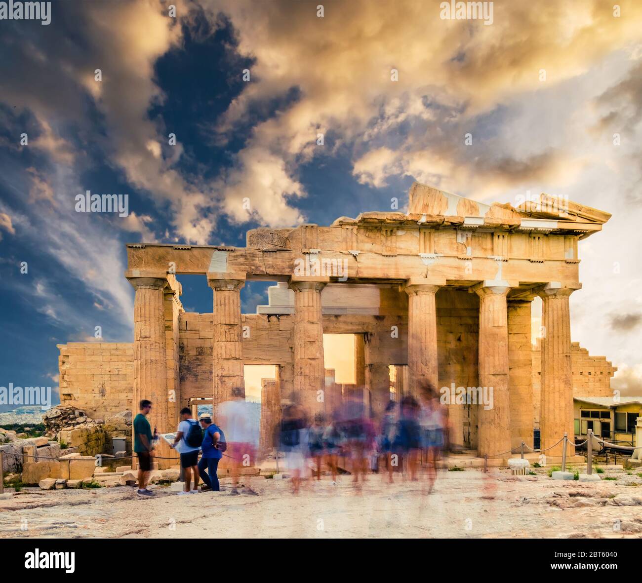 Immagine di sfocatura del movimento di persone che passeggiano intorno al tempio del Partenone il giorno di sole al tramonto, Atene, Grecia Foto Stock