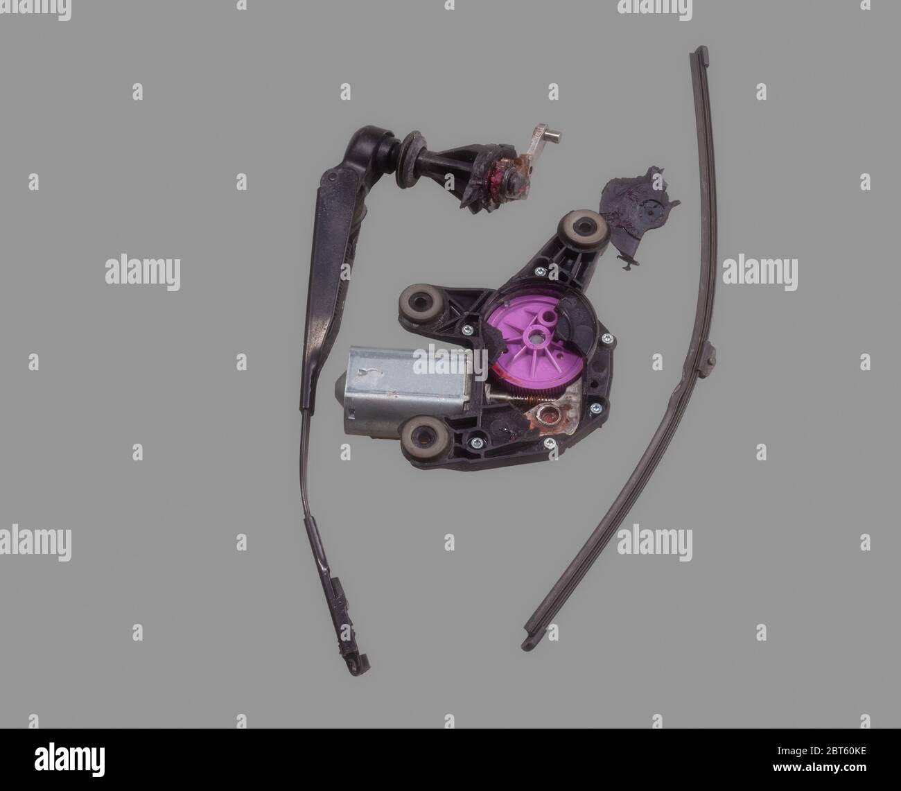 I tergicristalli posteriori sono rotti dopo una visita in auto nella zona di lavaggio con braccio e spazzola tergicristallo Foto Stock I tergicristalli posteriori sono rotti dopo una visita in auto nella zona di lavaggio con braccio e spazzola tergicristallo Foto Stock