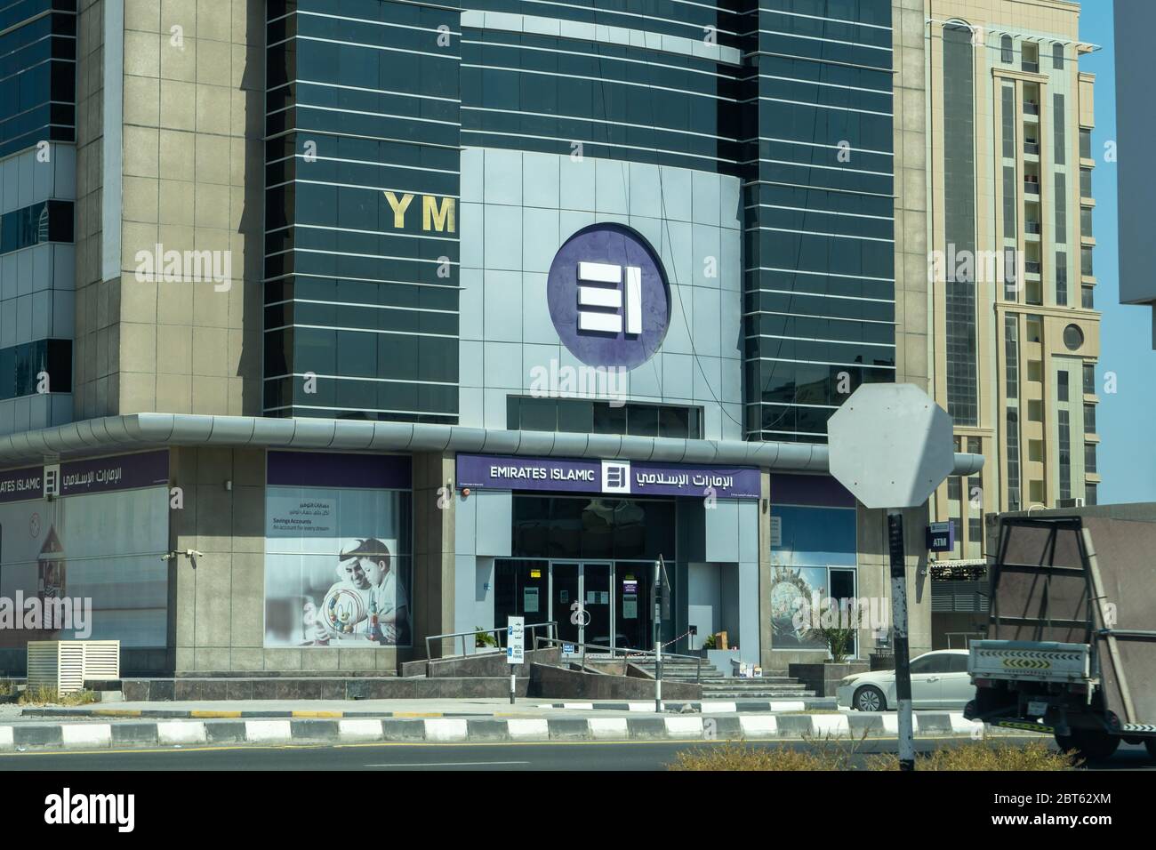 'RAS al Khaimah, Ras al Khaimah/Emirati Arabi Uniti - 05/23/2020: 'Blue Emirates Islamic Bank Major Middle Eastern Banks building logo on large Foto Stock