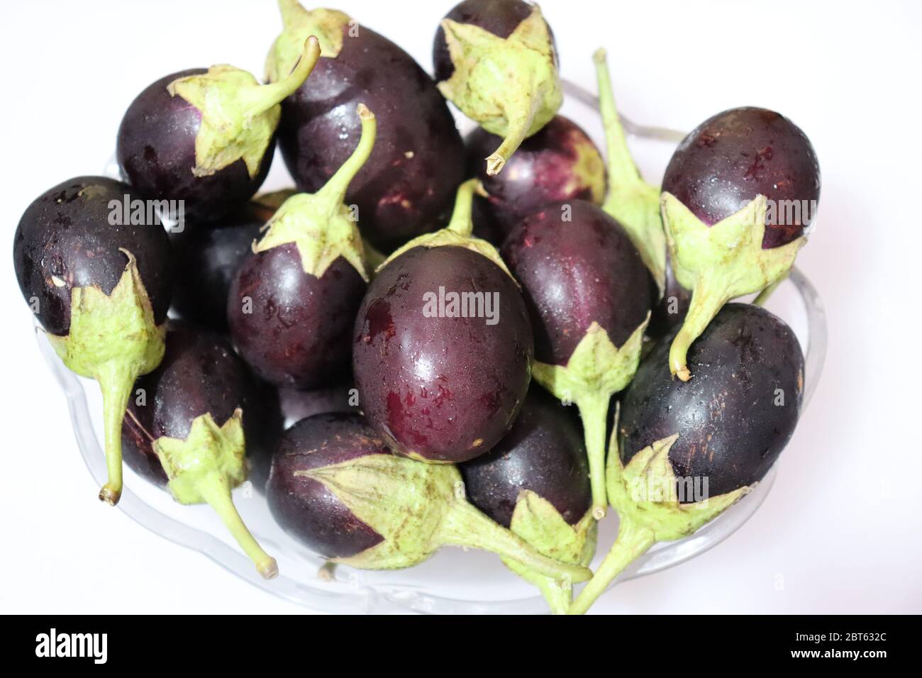 Fresco Raw Tosed Viola Eggplant Brajal o Eggplant isolato su sfondo bianco Foto Stock