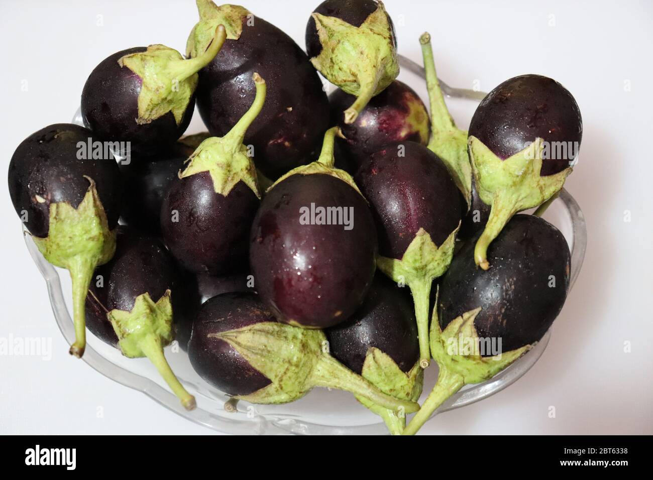 Fresco Raw Tosed Viola Eggplant Brajal o Eggplant isolato su sfondo bianco Foto Stock