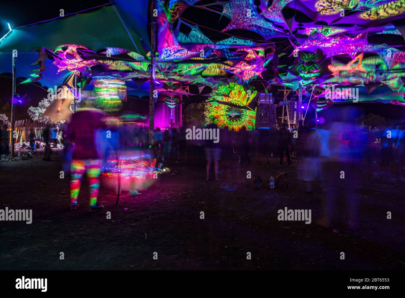 La gente danzava di notte sul palco del festival Psytrance Lost Theory a Rio Malo de Abajo a Las Hurdes Foto Stock