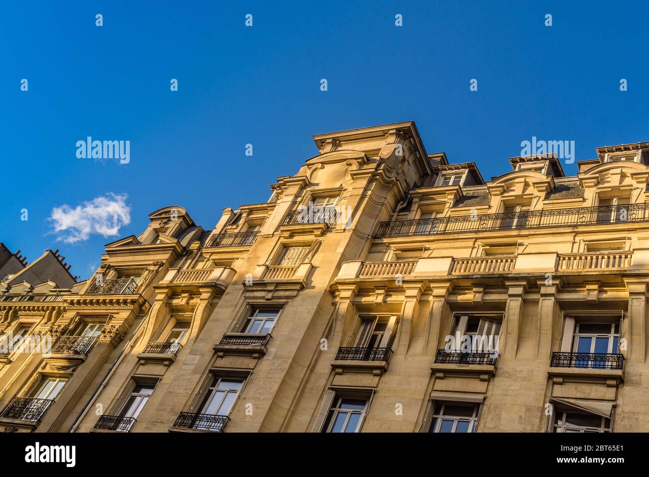 Skyline parigino alla luce del sole, Parigi, Francia. Foto Stock