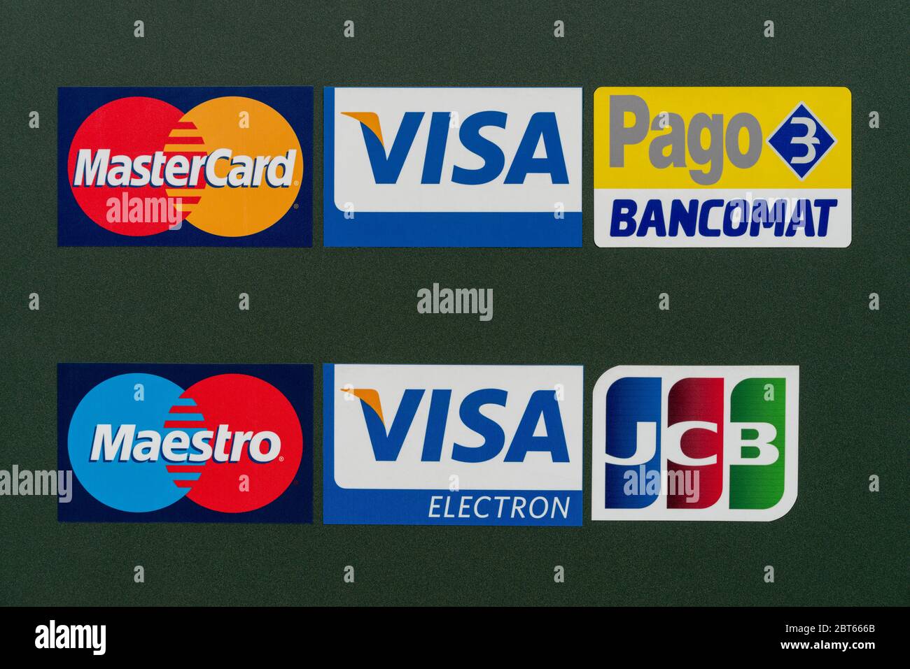 I loghi delle carte di credito accettate vengono visualizzati in  corrispondenza della porta di ingresso a un negozio Foto stock - Alamy