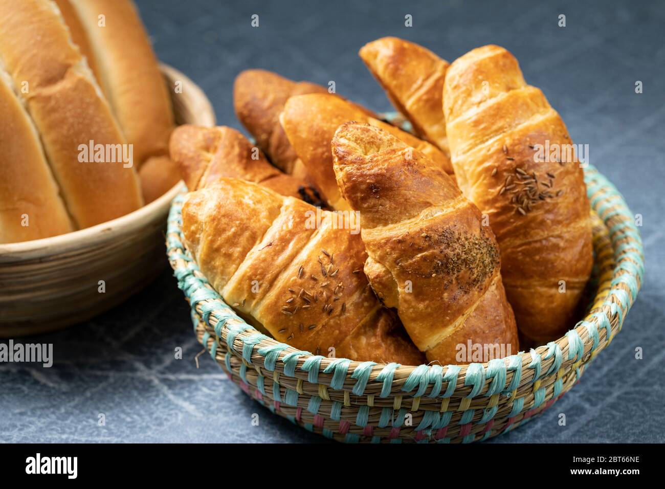 Croissant il famoso spuntino francese, quando aggiunto con zaatar ottiene un tocco libanese, molto gustoso spuntino prima colazione amato da tutti in Medio Oriente Foto Stock