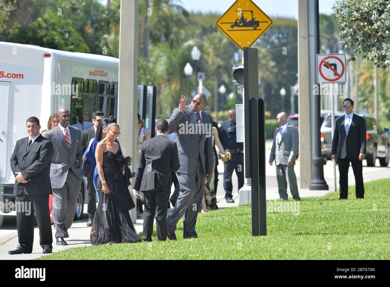 PALM BEACH, FL - APRILE 27: La leggenda del basket Michael Jordan sposa Yvette Prieto alla Chiesa episcopale di Bethesda-by-the-Sea, che è la stessa chiesa dove il miliardario Donald Trump e il modello sloveno Melania Knauss si sposano. Il 27 aprile 2013 a Palm Beach, Florida persone: Patrick Ewing Credit: Storms Media Group/Alamy Live News Foto Stock