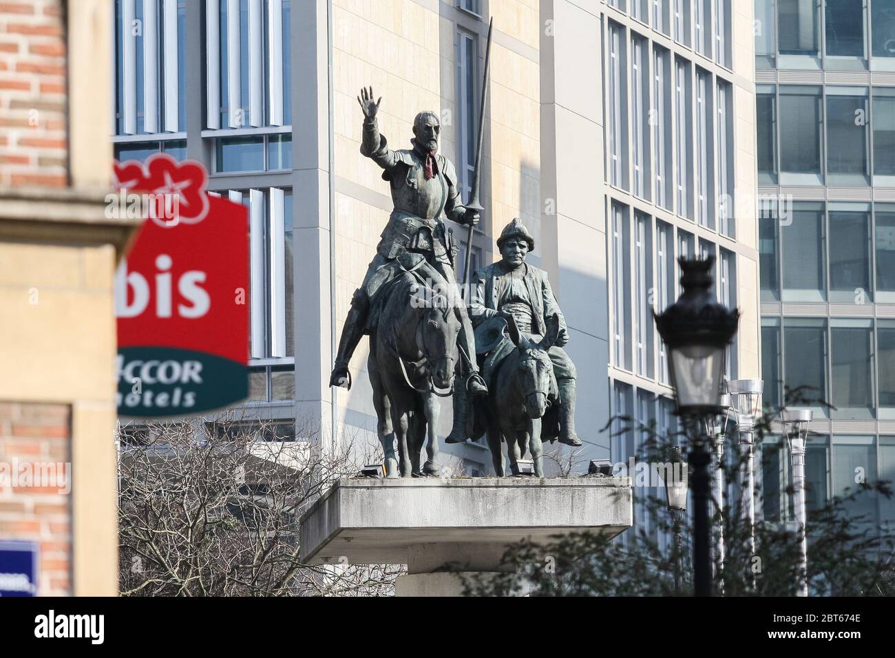 Statue di Don Chisciotte e Sancho Panza situato Place d Espagne Spagnolo Squarenear Grand Place nel centro di Bruxelles, Belgio - 03 Mar 2011 Foto Stock