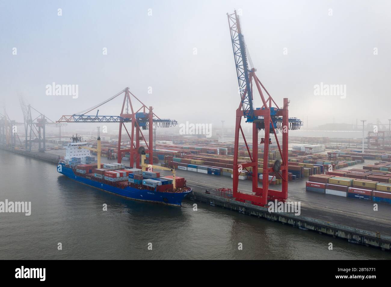 Nave-container nel porto di Amburgo Foto Stock