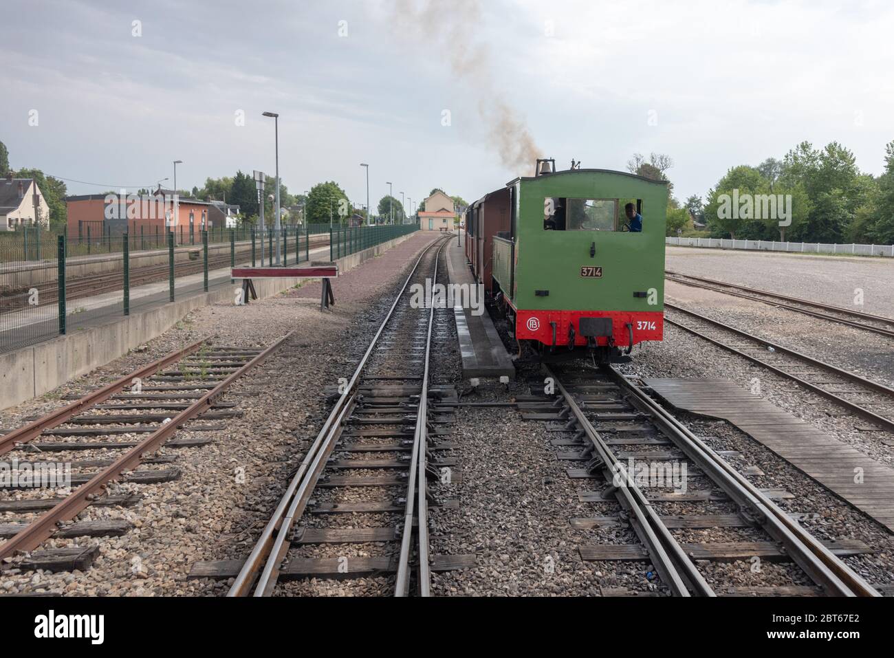 Il treno a vapore che corre tra le Crotoy e Saint Valery sur Somme in Picardie Foto Stock